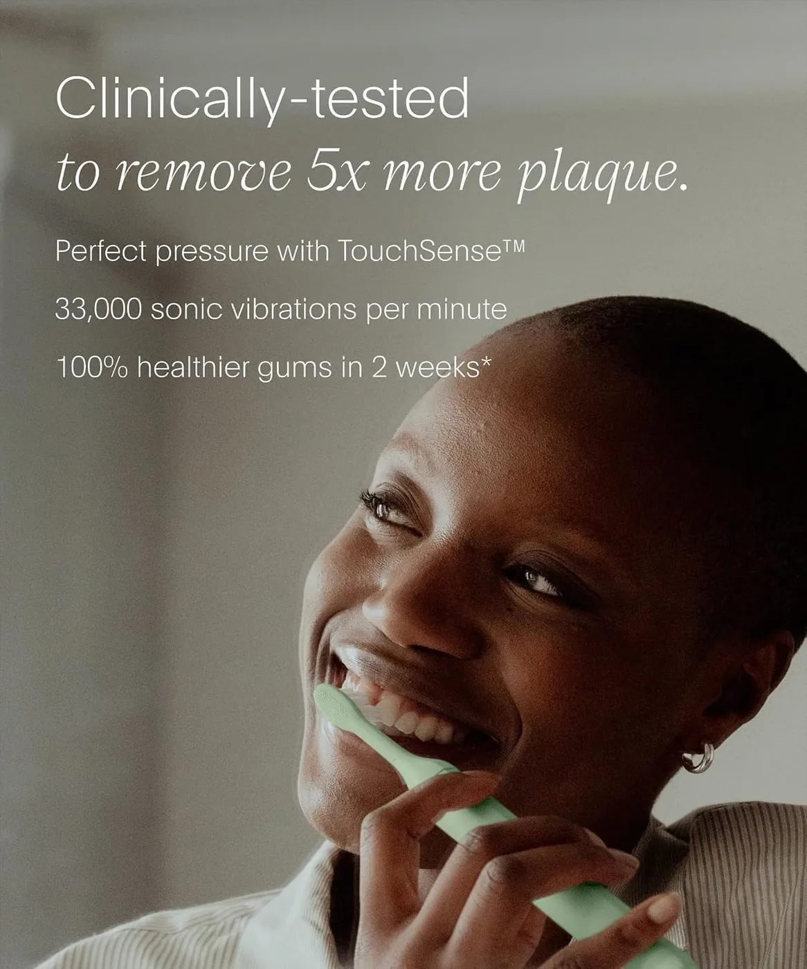 Person brushing with the SURI Pro 2.0 in a manufacturer graphic